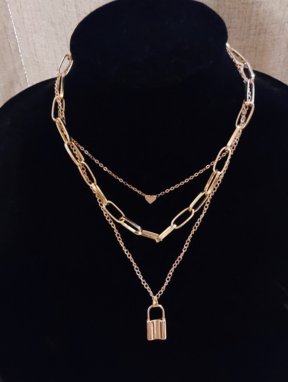 🌺 NWT Gold-Toned 3-Tiered Layered Lock Pendant Necklace